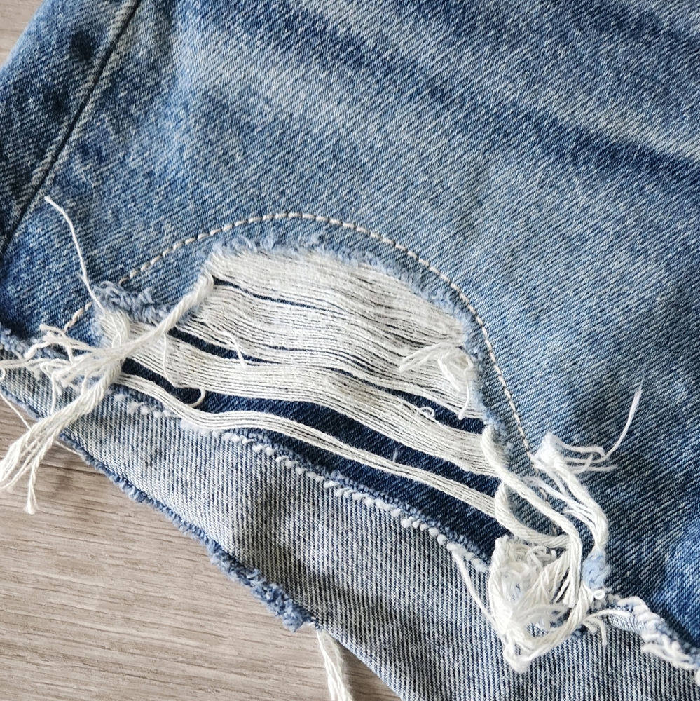 Levis High Rise Cut-off Button Fly Short - Picture 6 of 9